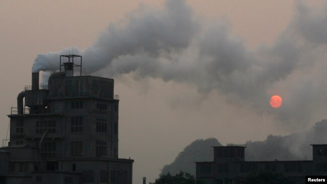 Một nhà máy nhả khói ở ngoại thành Hà Nội.