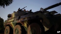 Un convoi des militaires sénégalais se dirige vers la frontière Gambie dans le village de Karang, Sénégal, 19 janvier 2017. 