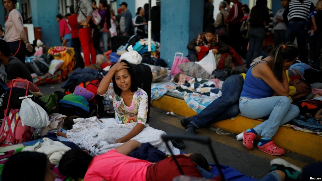 Los migrantes venezolanos comienzan a despertarse después de pasar la noche en el centro de servicio fronterizo peruano ecuatoriano para procesar sus documentos y continuar su viaje, en Perú. Junio, 2019. Reuters.