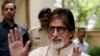 Aktor Bollywood Amitabh Bachchan melambaikan tangan saat ia menyapa penggemarnya saat konferensi pers pada ulang tahunnya yang ke-71 di Mumbai, India, Jumat, 11 Oktober 2013. (Foto: AP)