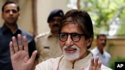 Aktor Bollywood Amitabh Bachchan melambaikan tangan saat ia menyapa penggemarnya saat konferensi pers pada ulang tahunnya yang ke-71 di Mumbai, India, Jumat, 11 Oktober 2013. (Foto: AP)