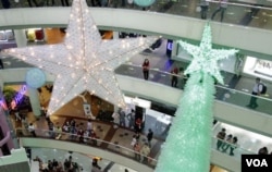 Pengunjung meramaikan mal-mal di Jakarta yang berhiaskan dekorasi Natal di musim belanja akhir tahun ini.