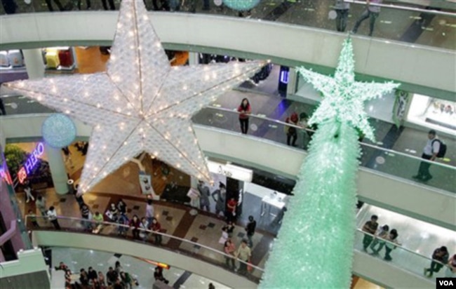 Pengunjung meramaikan mal-mal di Jakarta yang berhiaskan dekorasi Natal di musim belanja akhir tahun ini.