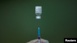 ARHIVA, ILUSTRACIJA - Doza vakcine protiv kovida 19 proizvođača Fajzer/Bajontek u zdravstvenom centru u Nišu (Foto: Reuters/Marko Đurica)