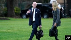 Foto Achiv: Sekrete de Pres Lamezonblanch Kayleigh McEnany ak wo konseye Lamezonblanch Stephen Miller sou gazon Lamezonblanch nan Washington.