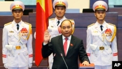 응웬 쑤언 푹 베트남 총리가 26일 하노이의 국회의사당에서 두번째 임기 취임선서를 하고 있다. 