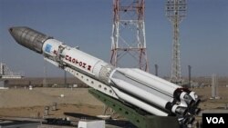 Roket pendorong Proton-M yang membawa satelit telekomunikasi AM4-Ekspres sebelum peluncuran di Baikonur (18/8). Rusia kehilangan komunikasi dengan satelit AM4 sesaat setelah peluncuran.