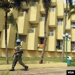 Anggota pasukan perdamaian PBB melakukan patroli di Hotel Golf di Abidjan, tempat kubu Presiden terpilih Alassane Outtara.
