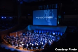 Komposer peraih nominasi Oscar 2018, Alexandre Desplate memandu orkestra yang memainkan musik dari film "The Shape of Water" di acara "the Oscar Concert" (Dok: Paul Hebert / ©A.M.P.A.S.)