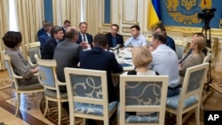 Presiden Ukraina Volodymyr Zelenskiy (tengah) berbicara dalam sebuah pertemuan di Kyiv, Ukraine, May 21, 2019.