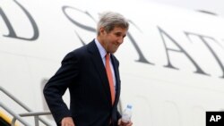 U.S. Secretary of State John Kerry arrives at Vienna's Schwechat airport, Austria, Thursday, Oct. 29, 2015. Kerry has arrived for talks on ending the Syrian war with other key nations, including bitter regional rivals Iran and Saudi Arabia. (AP Photo/Ronald Zak)