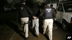 지난 3월 미국 텍사스주 댈러스에서 미 이민세관단속국 직원들이 중범죄 혐의의 불법이민자를 체포하고 있다. (자료사진)