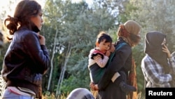 지난 18일 아프가니스탄 난민들이 헝가리와 세르비아 국경 지역을 지나고 있다.