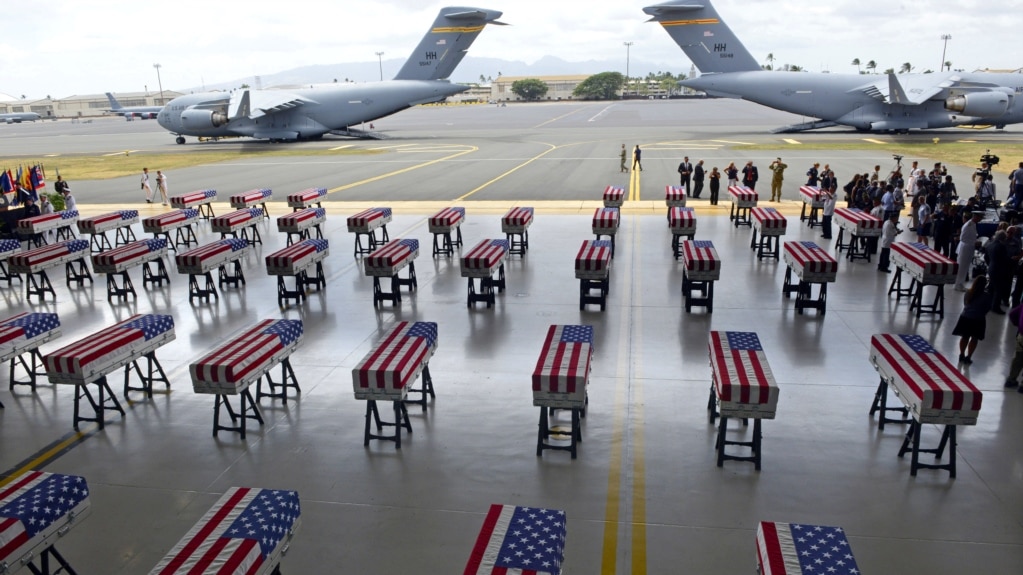  cubiertos con la bandera de EE.UU. conteniendo los restos de 55 soldados estadounidenses son vistos a su arribo a la base Pearl Harbor-Hickman, en Honolulu, HawÃ¡i, el miÃ©rcoles, 1 de agosto de 2018.