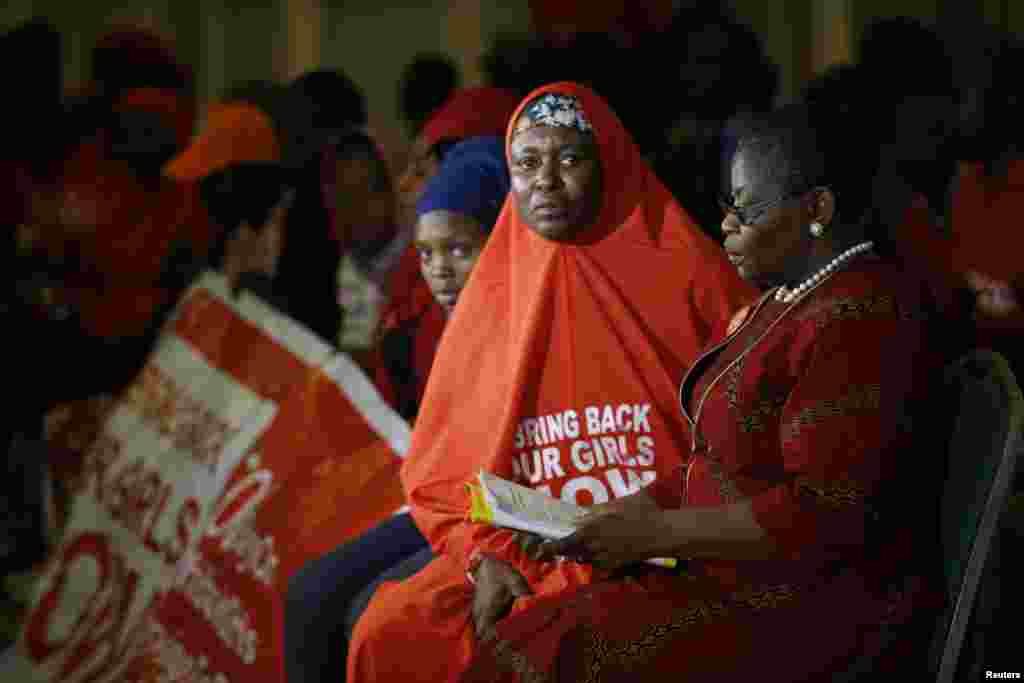 Shugabar tawagar rajin kwato &#39;yan matan chibok Oby Ezekwesili da matai makiyar ta Aisha Yesufu, a ziyarar da suka kai fadar shugaban kasa ranar Alhamis Abuja, Najeriya, Janairu 14, 2016.