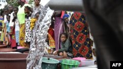 Des habitants de Bouaké lors d'une distribution d'eau potable, en Côte d'Ivoire, le 2 juin 2018.