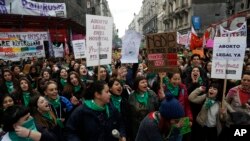 Des manifestants pro-avortement, près du congrès argentin à Buenos Aires, le 13 juin 2018