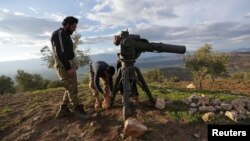 지난 18일 시리아 북서부 아프린에서 터키군의 지원을 받는 '자유시리아군(FSA)' 대원들이 대전차 미사일을 지상에 고정하고 있다.