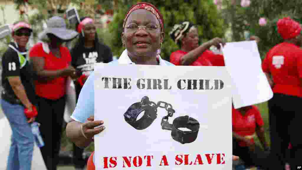 A woman attends a demonstration calling on the government to increase efforts to rescue the 276 missing kidnapped school girls of a government secondary school Chibok, in Lagos, Nigeria, May 5, 2014.