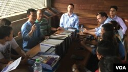 Ly Sok Kheang, director of Anlong Veng Peace Center, speaks to a group of visitors the center, Anlong Veng, Cambodia, September 2, 2017. (Hul Reaksmey/VOA Khmer)