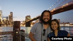 Pasangan selebriti Widi dan Dwi Berjalan-jalan Dekat Brooklyn Bridge (Foto courtesy: Dwi&Widi)