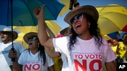 Manifestantes protestan contra el acuerdo de paz de Colombia, que será firmado este lunes en Cartagena.