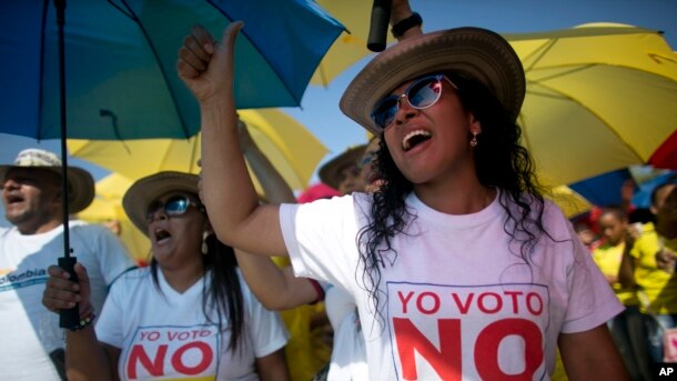 Manifestantes protestan contra el acuerdo de paz de Colombia, que será firmado este lunes en Cartagena.