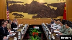 중국을 방문 중인 제임스 밀러 미국 국방차관(왼쪽)이 9일 베이징에서 왕관중 중국 인민해방군 부참모장과 회담했다.