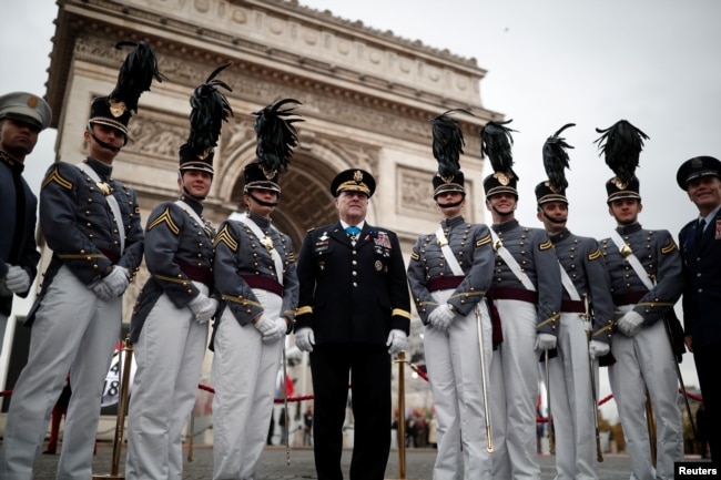 Cadetes de West Point posan antes de una ceremonia de conmemoración por el Día del Armisticio, 100 años después del fin de la Primera Guerra Mundial en el Arco del Triunfo, en París, Francia, el 11 de noviembre de 2018.