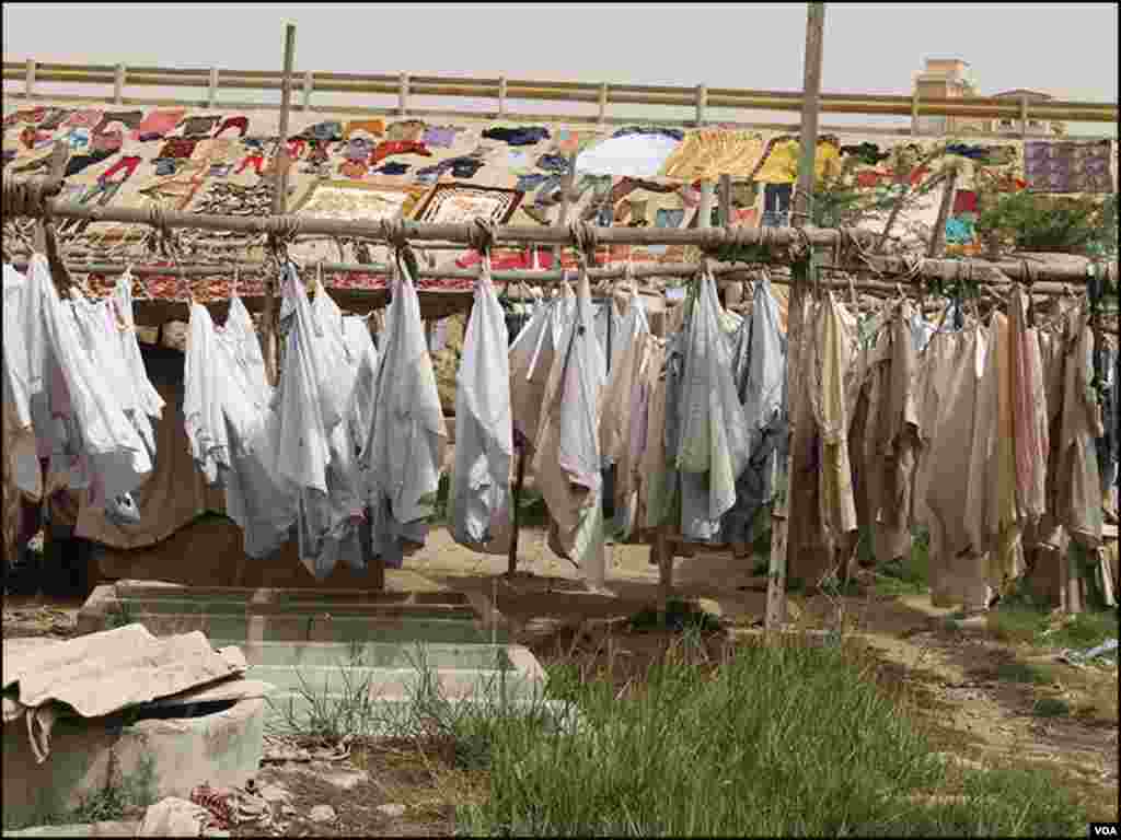 کراچی کے قدیمی دھوبی گھاٹ کا منظر جہاں کپڑے تاروں پر سوکھنے کے لیے ڈالے گئے ہیں۔