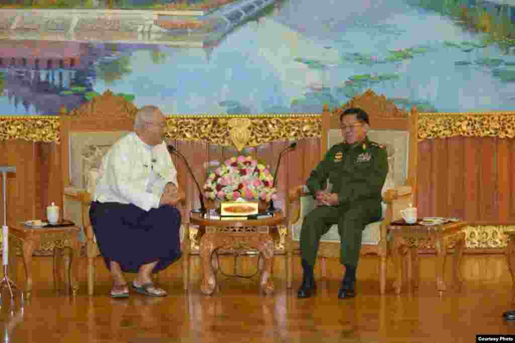 တပ်မတော်ကာကွယ်ရေးဦးစီးချုပ် ဗိုလ်ချုပ်မှူးကြီး မင်အောင်လှိုင်နဲ့ မြန်မာနိုင်ငံ စာနယ်ဇင်းကောင်စီ (ယာယီ) တို့တွေ့ဆုံ (ဓာတ်ပုံ - ဗိုလ်ချုပ်မှူးကြီး မင်အောင်လှိုင်ဖေ့ဘုတ်စ်) 