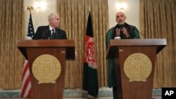 ທ່ານ Robert Gates ລັດຖະມົນຕີປ້ອງກັນປະເທດສະຫະລັດ ຢືນຢູ່ຂ້າງຊ້າຍ ປະທານາທິບໍດີ Hamid Karzai ທີ່ທໍານຽບ
ປະທານາທິບໍດີອັຟການີສຖານ ທີ່ກຸງຄາບູລ ວັນທີ 7 ມີນາ 2011.