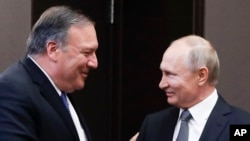 El presidente ruso Vladimir Putin (derecha) y el secretario de Estado de EE.UU., Mike Pompeo, se saludan antes de sostener conversaciones en Sochi, el balneario ruso en el Mar Negro. Mayo 14 de 2019.