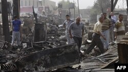 Люди первіряють місце вибуху в житловому районі Багдада