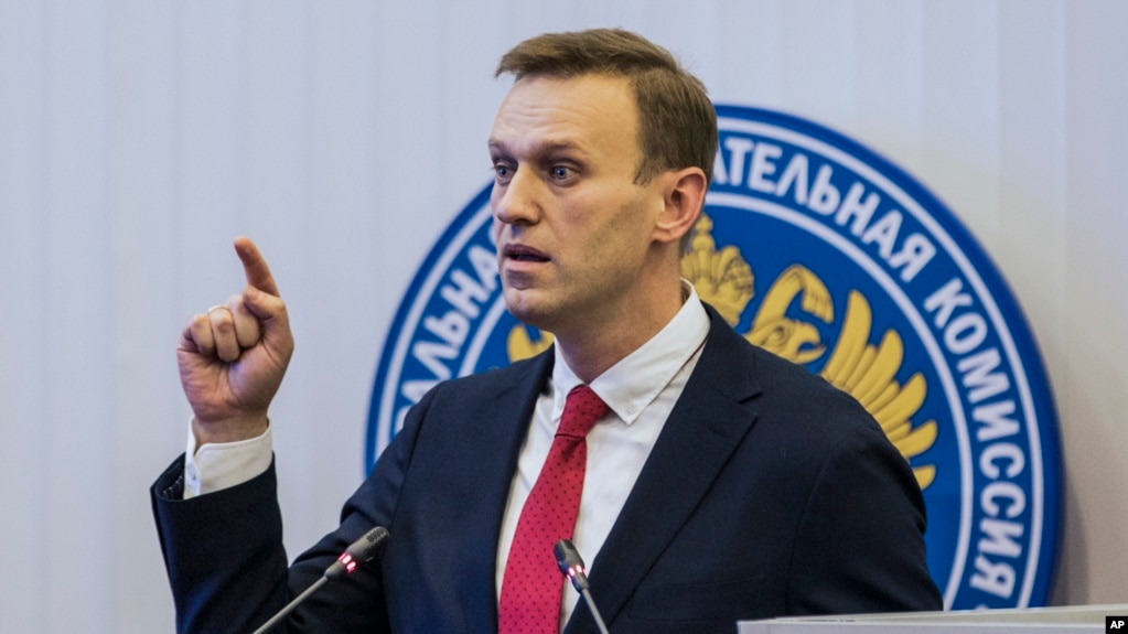 Thủ lãnh đối lập Nga Alexei Navalny đã nộp đủ hồ sơ và được hậu thuẫn để ra tranh cử. Ông phát biểu trước Ủy ban Bầu cử Trung ương ở Moscow, ngày 25/12/2017. (Evgeny Feldman/Navalny Campaign via AP) 