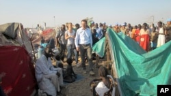 The U.N.'s top humanitarian official in South Sudan, Toby Lanzer, assesses the situation at the U.N. compound where many displaced have sought shelter in Bentiu, Unity state, South Sudan, Dec. 24, 2013. (UNMISS) 