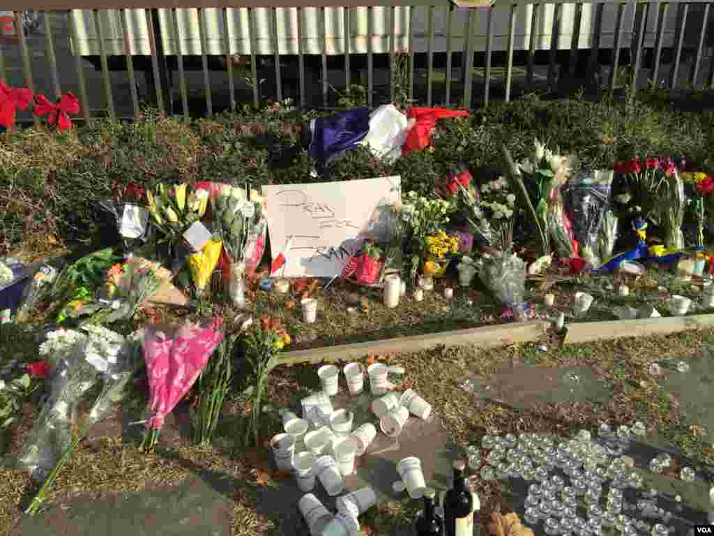 در واشنگتن هم برخی با حضور در مقابل سفارت فرانسه در آمریکا، یاد قربانیان را گرامی داشتند. عکس کوروش صحتی