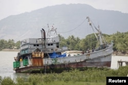 Kapal yang ditemukan di lautan membawa para migran terlihat dekat dermaga Kanyin Chaung dekat Maungdaw, provinsi Rakhine bagian utara (3/6)