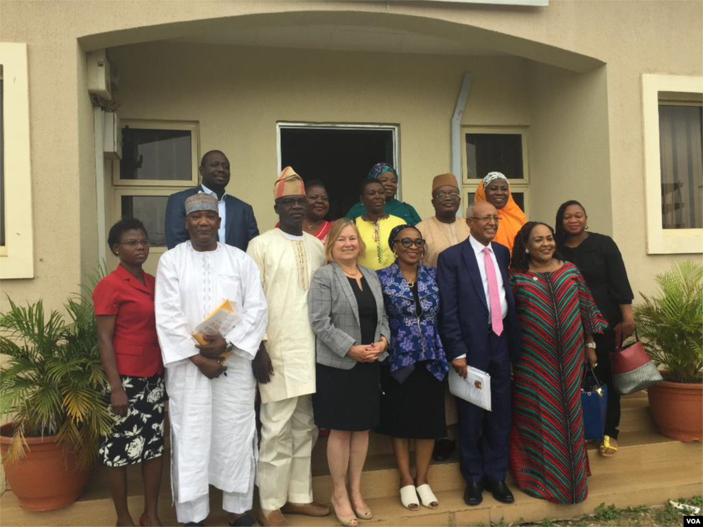 VOA Director Amanda Bennett, Africa Division Director Negussie Mengesha and Hausa Managing Editor Aliyu Mustapha with a group of Nigerian journalists.