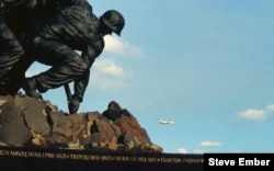 Detalle del monumento conmemorativo del Cuerpo de Marines de Iwo Jima en Arlington, Virginia. La escultura de bronce, obra de Felix de Weldon, se basó en una fotografía tomada por el fotógrafo de AP Joe Rosenthal durante una batalla de la Segunda Guerra Mundial en el Pacífico.