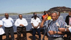 A energia vem de cima.
Painel solar, Palmarejo, Praia, Cape Verde