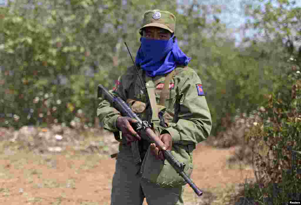 A rebel soldier of the Myanmar National Democratic Alliance Army (MNDAA) holds his rifle as he guards near a military base in Kokang region March 11, 2015. Fighting broke out last month between Myanmar&#39;s army and MNDAA, which groups remnants of the Communist Party of Burma, a powerful Chinese-backed guerrilla force that battled Myanmar&#39;s government before splintering in 1989. Picture taken March 11, 2015.