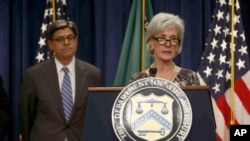 Treasury Secretary Jacob Lew (L) listens as Health and Human Services Secretary Kathleen Sebelius speaks about Social Security and Medicare, Washington, May 31, 2013.