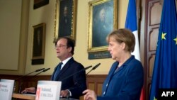 Francuski predsednik Fransoa Oland i nemačka kancelarka Angela Merkel na konferenciji za novinare u Štralzundu