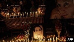 Áp phích của cựu lãnh đạo Pakistan Benazir Bhutto và nến trong buổi lễ kỷ niệm 3 năm ngày bà bị ám sát ở Islamabad, Pakistan, 27/12/2010