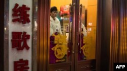중국 내 가장 큰 한인타운이 있는 랴오닝성 선양시의 한 북한 식당에서 지난 7일 종업원들이 입구에 서있다.