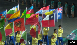 中国国旗2017年8月30日进入台北世大运闭幕式会场但运动员缺席（美国之音黎堡摄）