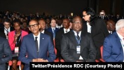 FILE - Rwanda president Paul Kagame (L) and his DRC counterpart, Felix Tshisekedi, at the African CEO Forum in Kigali, Rwanda, March 25 2019. (Twitter/DRC presidency)
