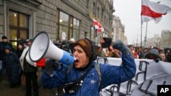 Warga Belarusia meneriakkan slogan untuk memberikan dukungan bagi para pedagang di pusat kota Minsk, Belarus (28/2).