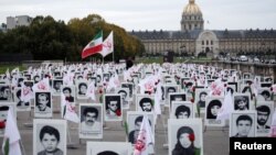 Ekshibisi menampilkan foto-foto tahanan politik yang digelar oleh People's Mujahedin Organization of Iran di Esplanade des Invalides, Paris, Perancis, 29 Oktober 2019. (Foto: Reuters) 